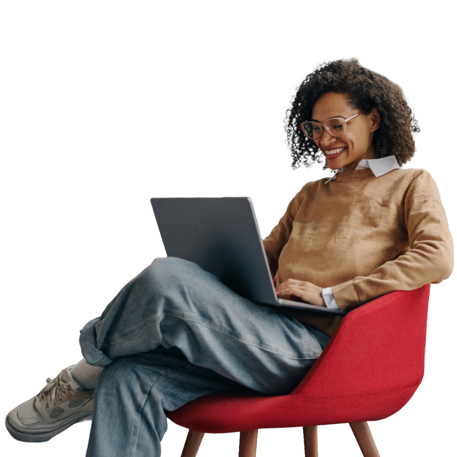 Junge Person mit Laptop auf einem roten Stuhl