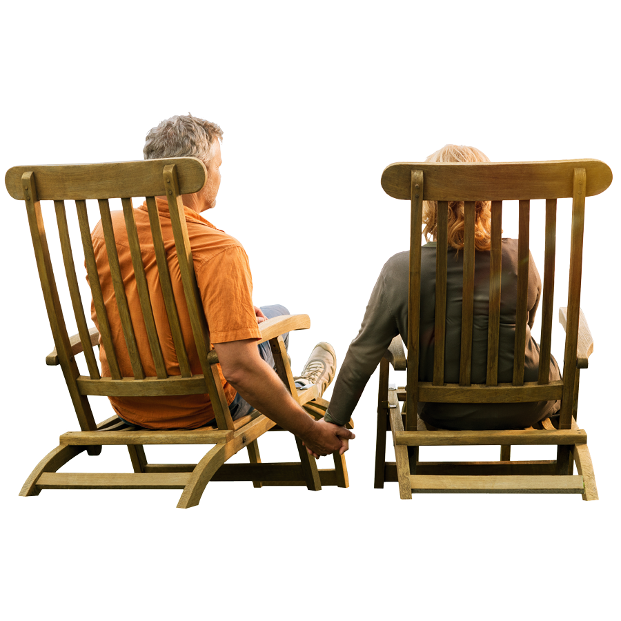 Zwei Personen auf Holzliegestühlen